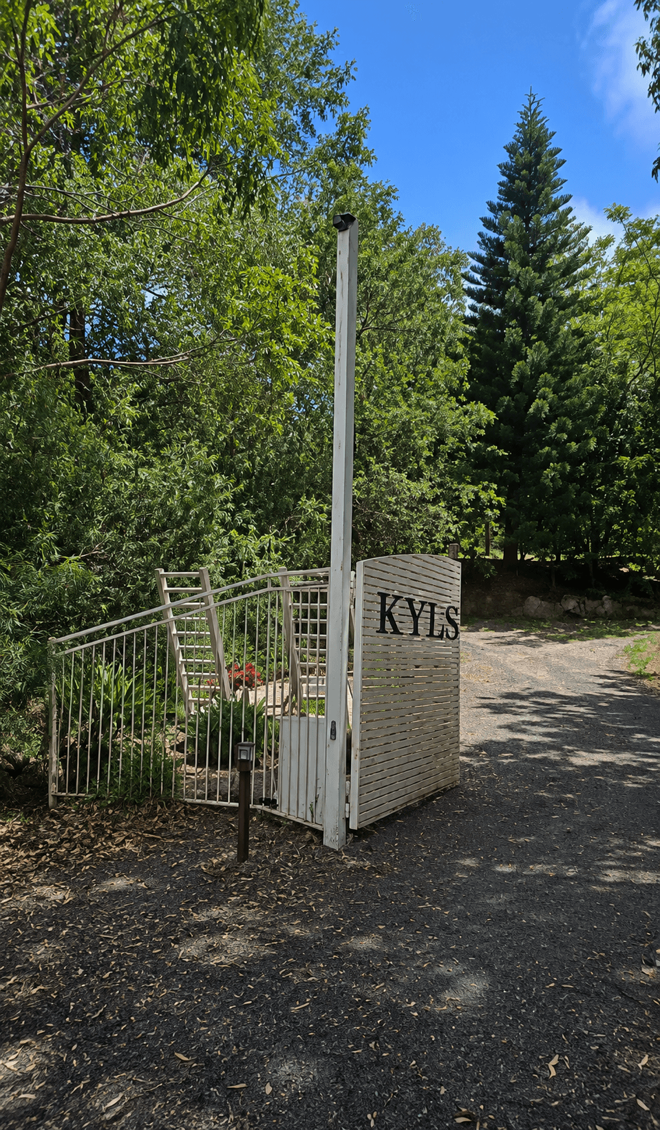 Remote main gate entrance in the Blue Mountains before the wireless intercom installation
